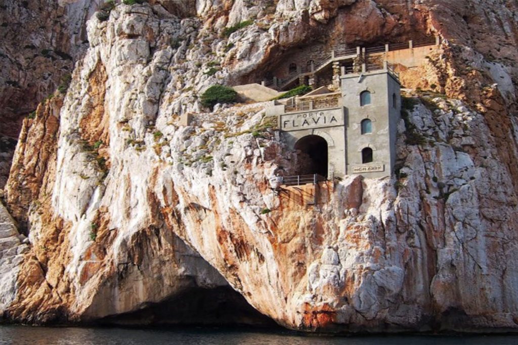 Porto Flavia e Scoglio Pan di Zucchero